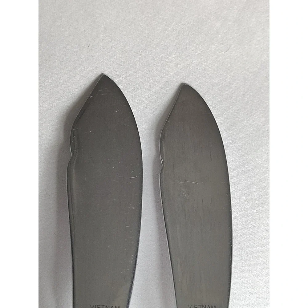 Oneida Sand Dune Satin Stainless Serving Butter Knife 2 Knives Vietnam 9-11 9-10